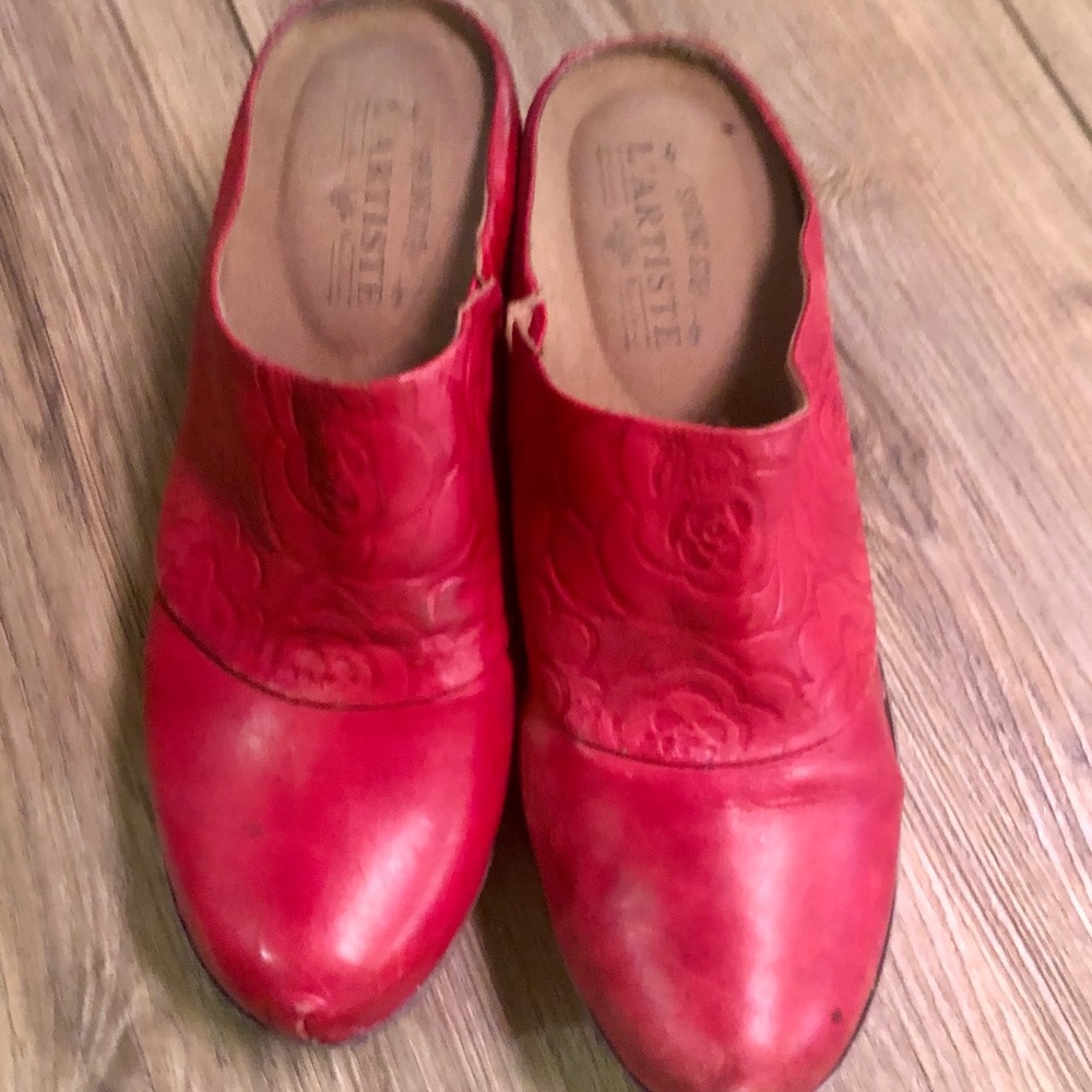L'ATISTE Red Leather Floral Embossed Mules